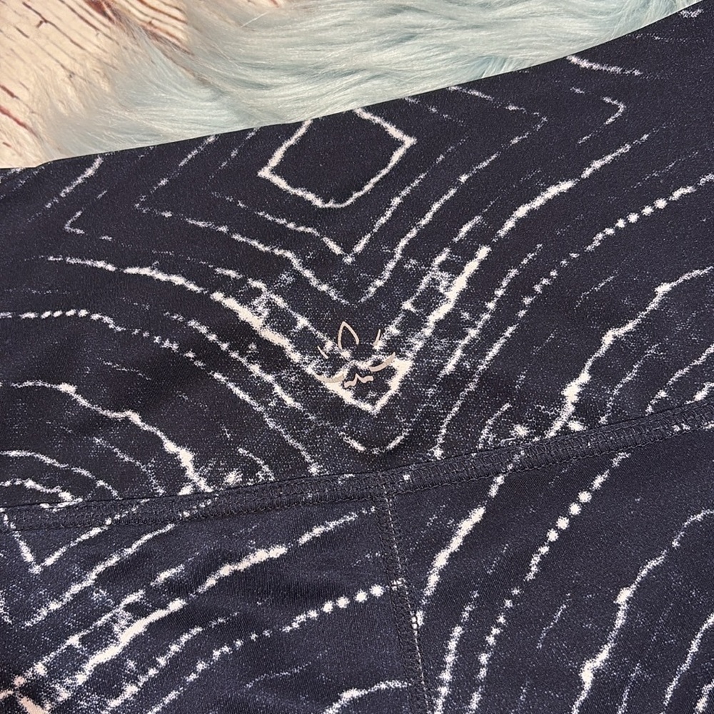 Beyond Yoga Blue and White Geometric Leggings - Picture 8 of 8